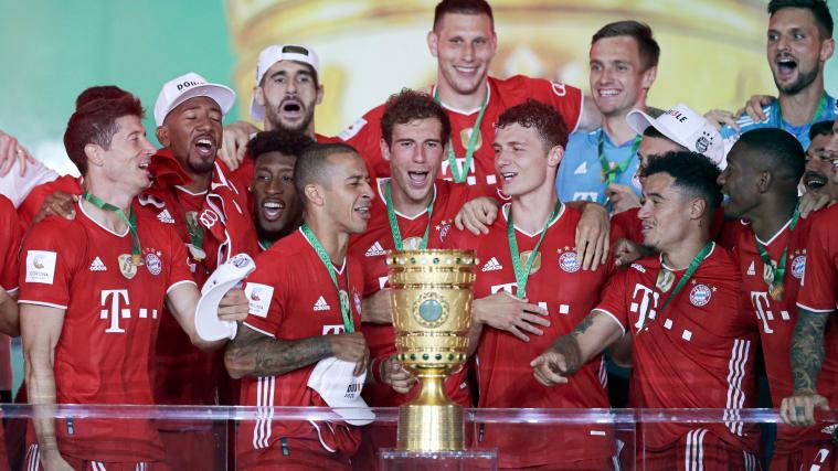 Münchner Jubelpose: Der DFB-Pokal wandert ins FCB-Museum.