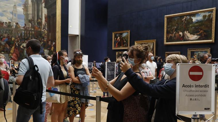 Museumsbesuch mit Masken - und Selfies im Louvre.