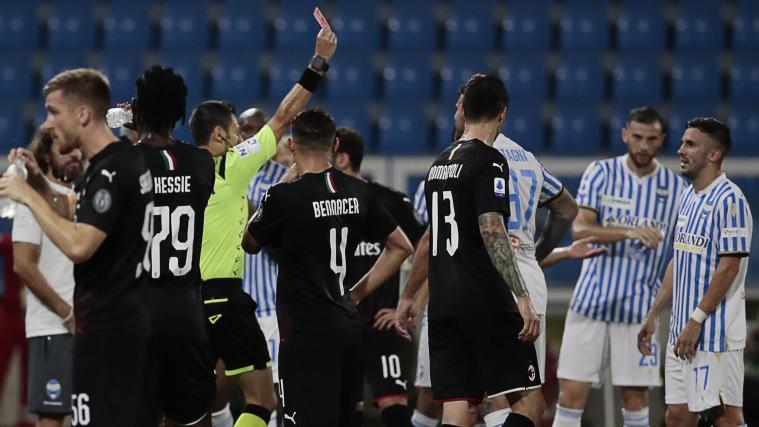 Nachdem D'Alessandro die Rote Karte gesehen hatte, spielte Milan mehr als eine Hälfte lang in Überzahl.