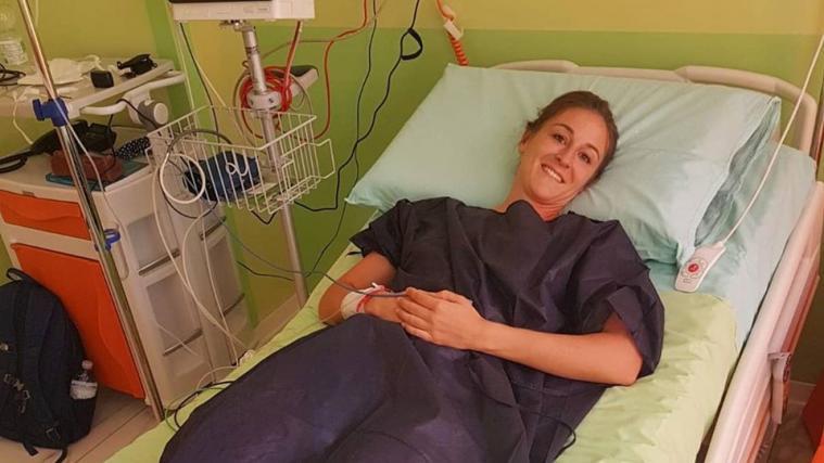 Nadya Ochner lächelt aus dem Krankenbett in Mailand.