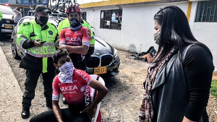 Nairo Quintana (sitzend) wurde von einem Auto angefahren.