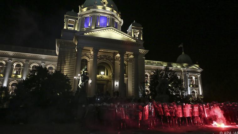 Polizisten bildeten Kette um das Parlament.