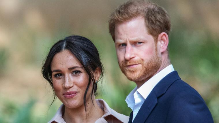 Prinz Harry (35) und Herzogin Meghan (38) haben einem neuen Buch zufolge ein völlig zerrüttetes Verhältnis zum britischen Königshaus.