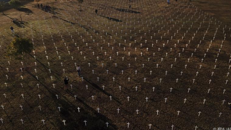 Protestaktion mit 1000 Kreuzen in Brasilia.