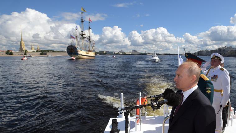 Putin bei einer Parade in St. Petersburg.