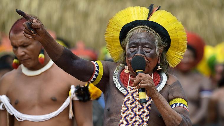 Raoni setzt sich vor allem gegen die Abholzung des Amazonas-Gebiets und für die Rechte der indigenen Bevölkerung ein.