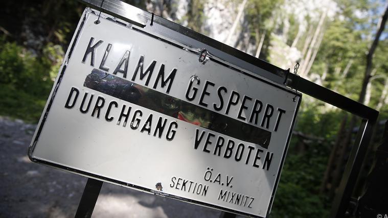Rettungskräfte bargen am Freitag 3. Todesopfer.
