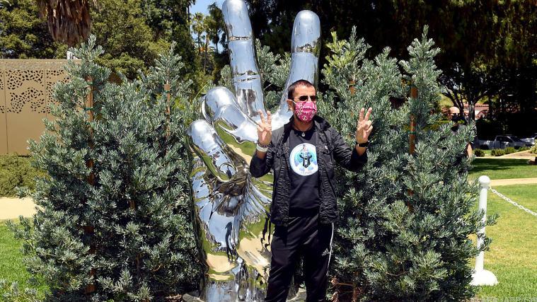 Ringo Starr vor seiner "Peace and Love"-Skulptur in Beverly Hills.