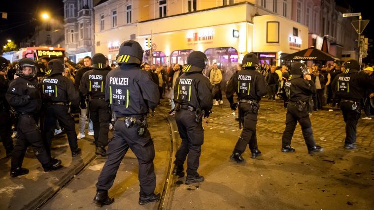 Sowohl in Bremen, als auch in Heidenheim musste die Polizei massiv einschreiten.