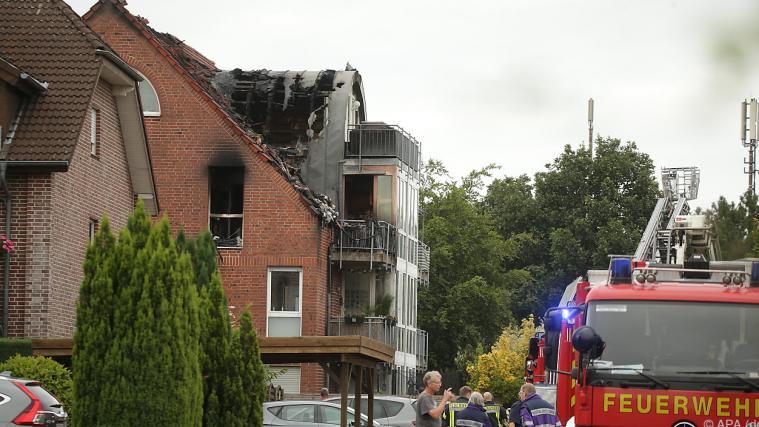 Ultraleichtflugzeug stürzte in Wesel auf ein Wohnhaus.