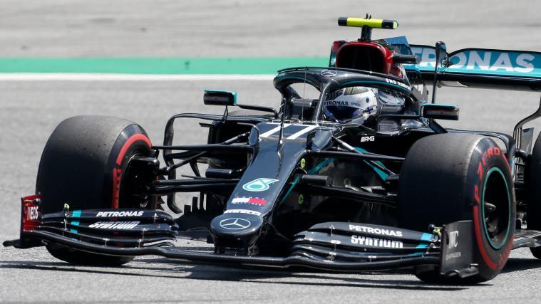 Valtteri Bottas raste im schwarz lackierten Mercedes auf die Pole Position.
