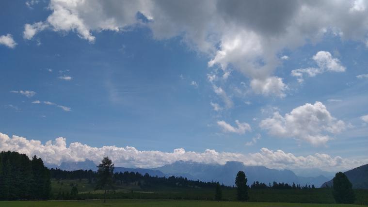 Viel Sonne und viele Wolken: Blick von der Villanderer Alm am Sonntag, 26. Juli.