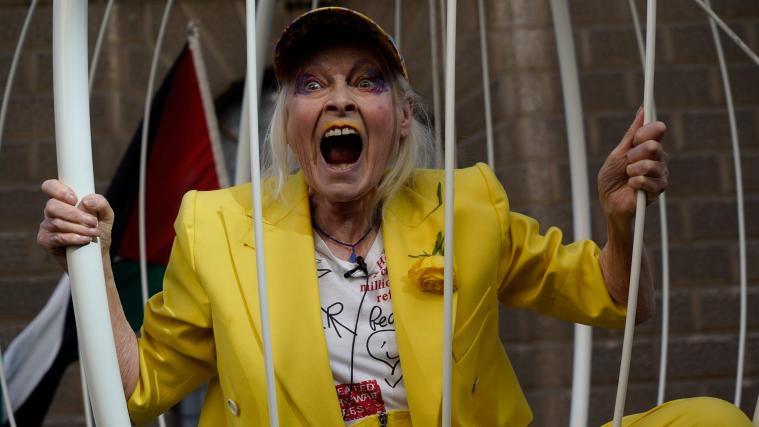 Vivienne Westwood fordert die Freilassung von Julian Assange.