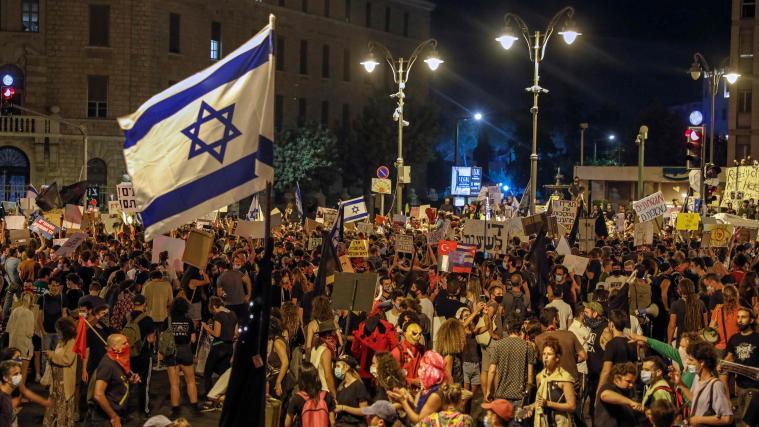 Zahlreiche Personen waren zur Demonstration gegen den israelischen Regierungschef gekommen.