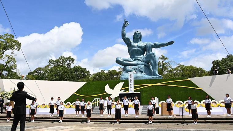 Am 09. August 1945 wurde über Nagasaki eine Atombombe abgeworfen. Etwa 70000 Menschen kamen dabei ums Leben.