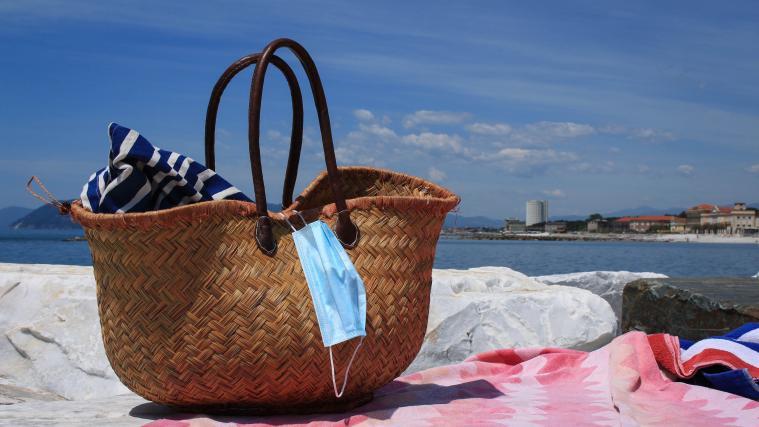 Am Ferragosto-Wochenende zieht es viele Italiener und Touristen ans Meer. Weil die Neuinfektionen derzeit wieder stark ansteigen, ist besondere Vorsicht geboten.