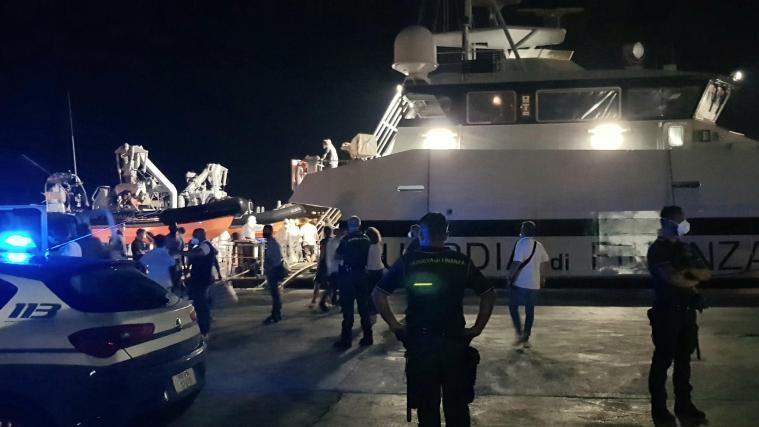 Auf Lampedusa wurden 307 Migranten mit 2 großen Schiffen weggebracht.