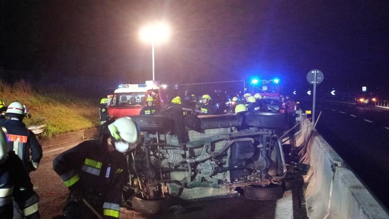 Das Auto hat sich überschlagen und blieb auf der Seite liegen.