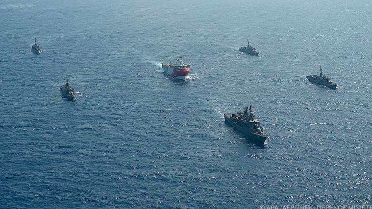 Das Forschungsschiff „Oruc Reis“ wird von einer Flotte türkischer Kriegsschiffe begleitet.