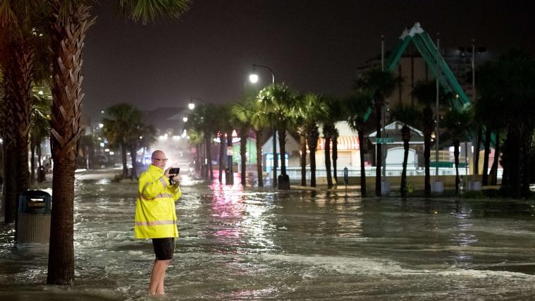 Das Wetteramt warnte die Bewohner der betroffenen Gebiete vor Sturmfluten, Überschwemmungen und gefährlich starken Winden.