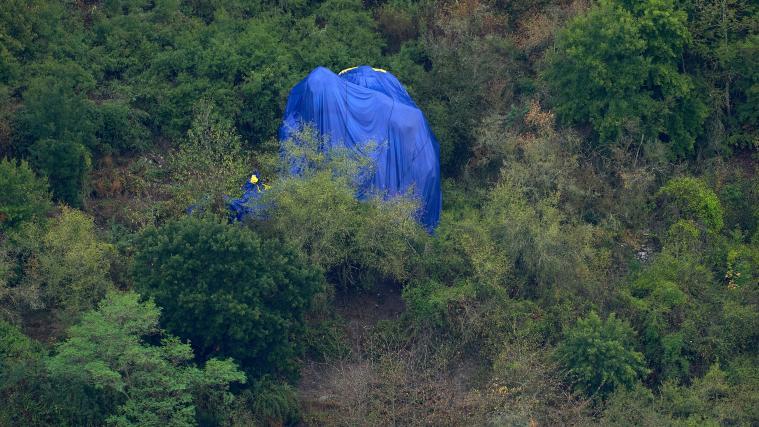 Der Ballon ist den Berg hinab in Richtung Rhein gerutscht und hat sich in einem steilen, unwegsamen Gelände in Bäumen verfangen.