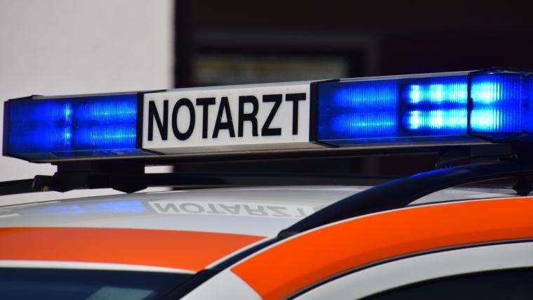 Der Verletzte wurde nach der Erstversorgung durch den Notarzt in das Krankenhaus Meran gebracht.