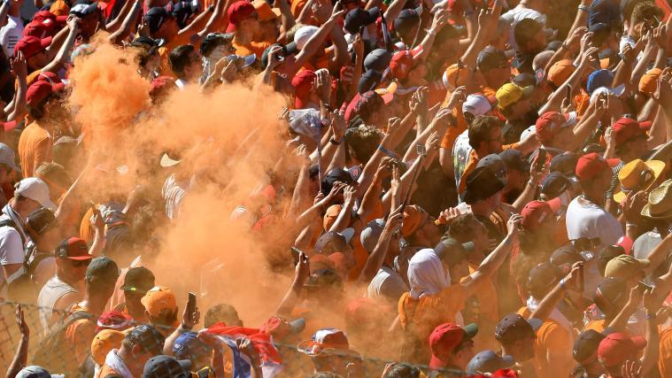 Die Fans müssen in Monza draußenbleiben, allerdings können sie Pappkameraden erwerben.