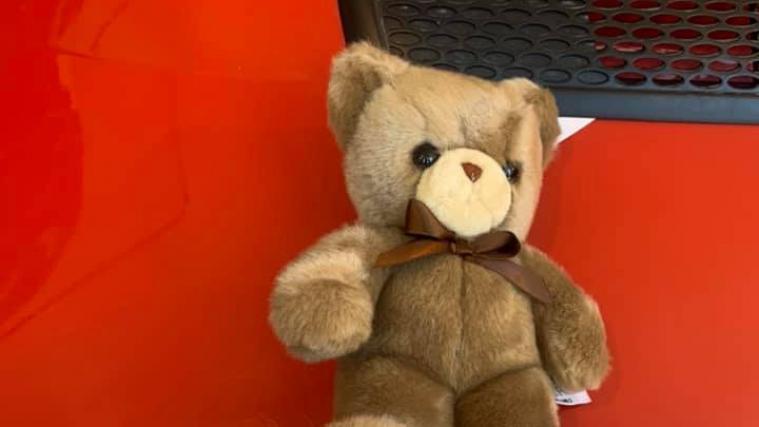 Die Feuerwehrmänner überreichten dem Kleinkind einen Teddybären.