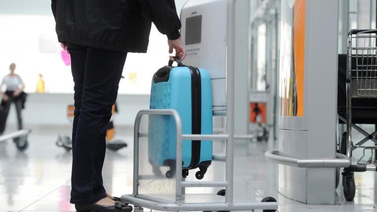 Die Frau wollte die Gebeine ihres Ehemannes zur letzten Ruhe in seine alte Heimat fliegen.