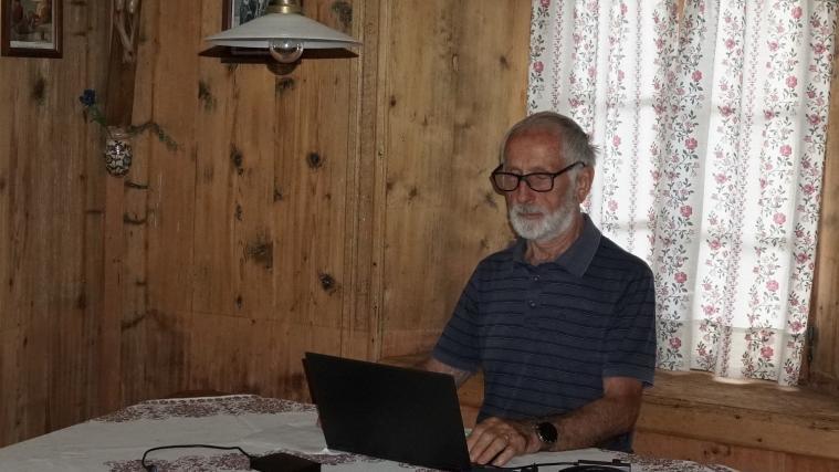 Die getäfelte Stube am Lanzenhof in Mellaten oberhalb von Aufkirchen (Gemeinde Toblach) gehört zu den Lieblingsplätzen von Josef Lanz. Hier lässt es sich gut arbeiten, aber auch gut entspannen.