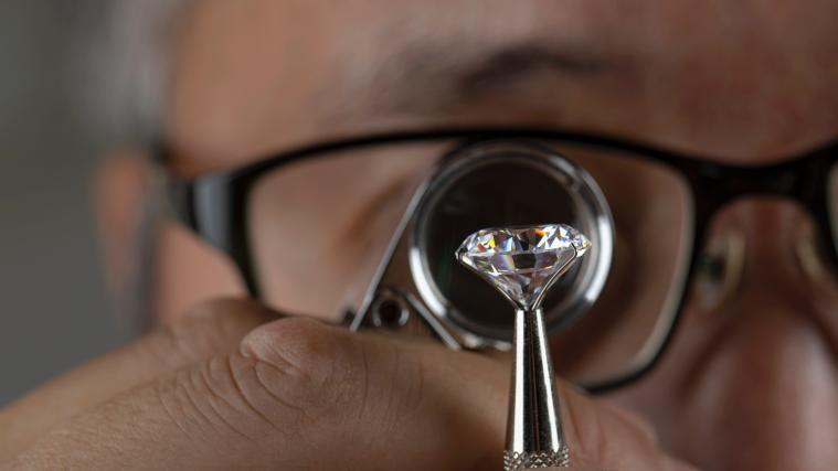 Die Maske soll mit rund 3600 Diamanten bestückt sein. (Symbolbild).