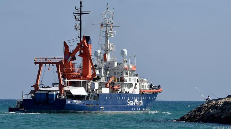 Die "Sea-Watch 4" verlässt den Hafen von Burriana in Spanien.