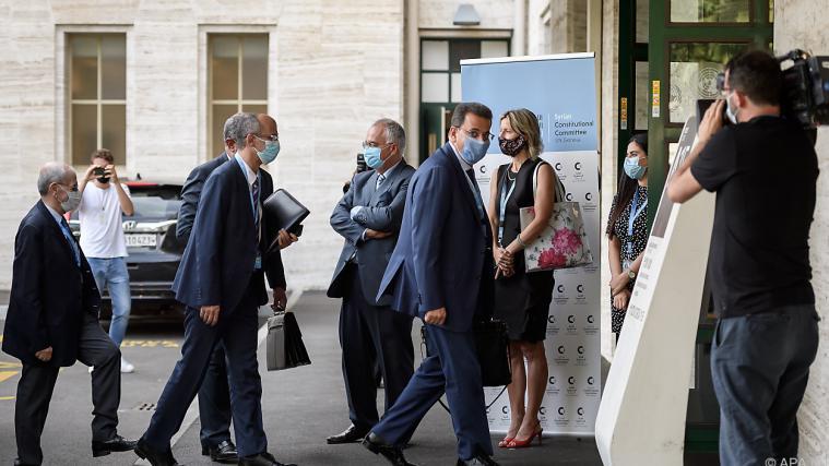 Die syrischen Delegationen treffen zum Gespräch in Genf ein.