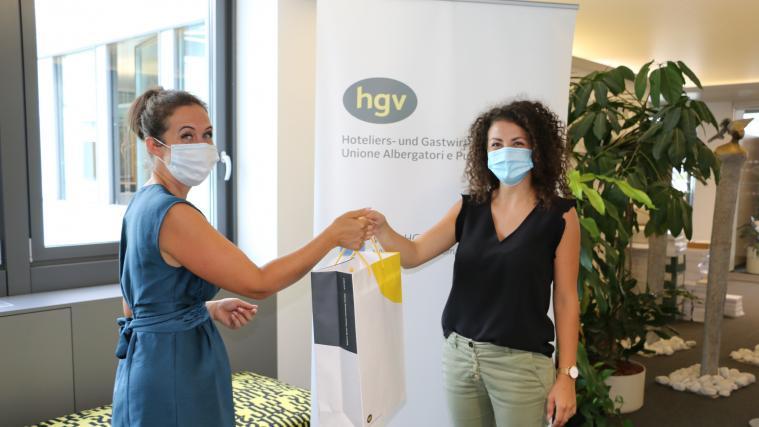 Die Übergabe der Schutzmasken im HGV-Büro in Bozen.