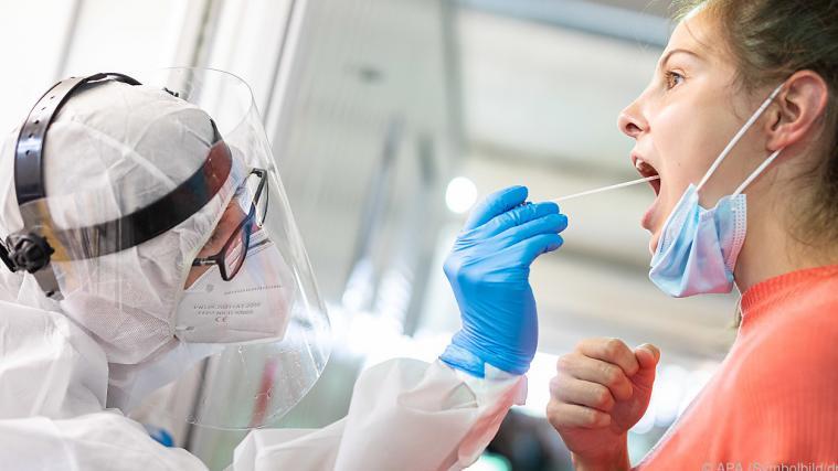 Die Zahl der bekannten Neuinfektionen mit dem Coronavirus in Deutschland ist erneut leicht gestiegen.