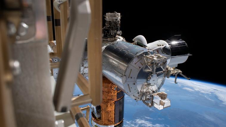 Eigentlich sollten die SpaceX-Astronauten am Sonntag auf die Erde zurückkehren.