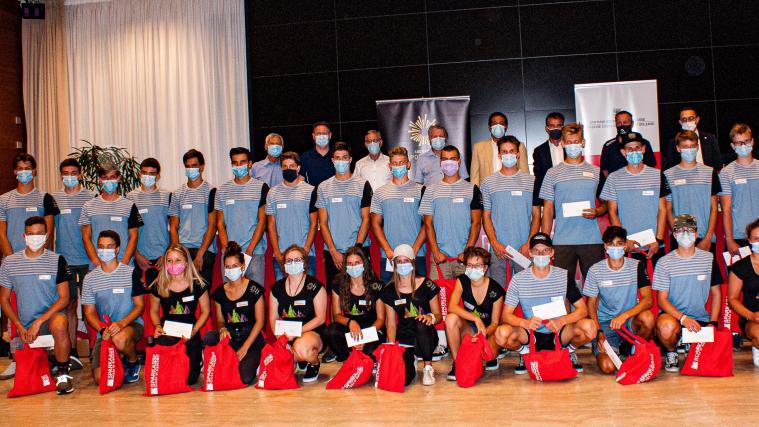 Gruppenfoto der unterstützten Sportlerinnen und Sportler mit den Ehrengästen.