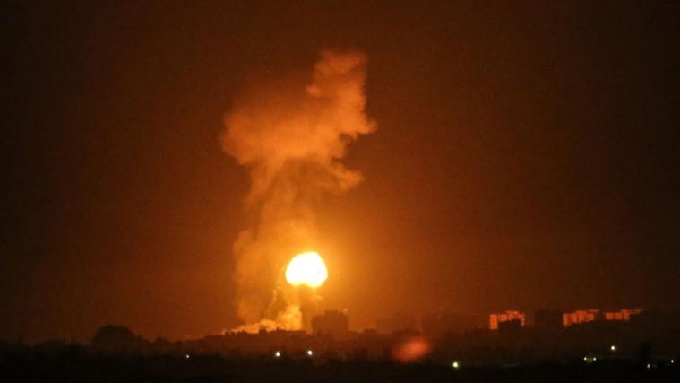 Israel greift Hamas nach Brand-Ballons an.