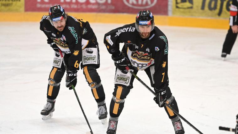 Ivan Althuber (rechts) wird auch in der kommenden Saison für die Wölfe spielen.