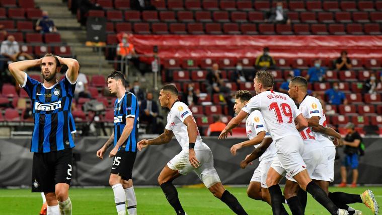 Jubel bei den Sevilla-Spielern (im weißen Trikot), Verzweiflung bei denen von Inter (in blau-schwarz).