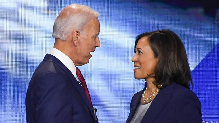 Kamala Harris und Joe Biden schießen gegen Donald Trump.