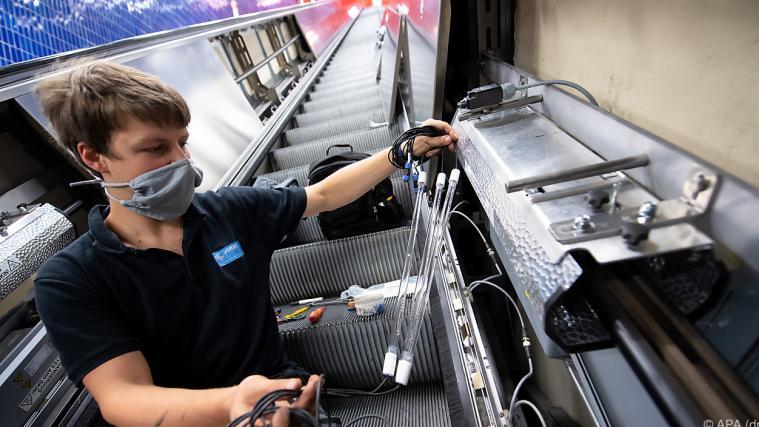 Keimfreie Rolltreppen mittels UV-Licht werden in München getestet.