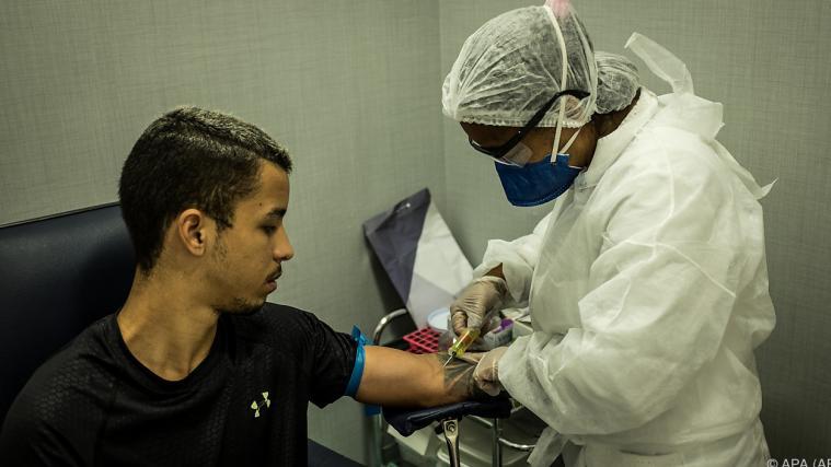 Knapp vier Millionen Brasilianer waren oder sind mit dem Virus infiziert.