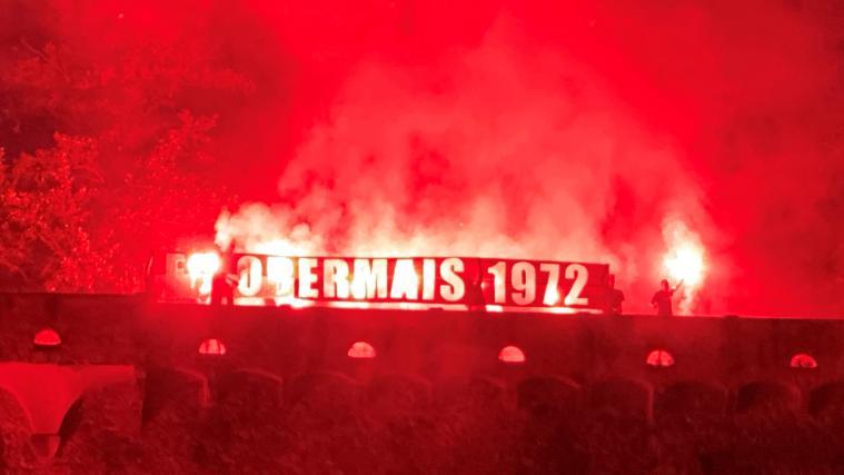 Leuchtendes Pyro-Highlight bei der Mannschaftsvorstellung: Die Curva Sud zeigt, wofür sie brennt.