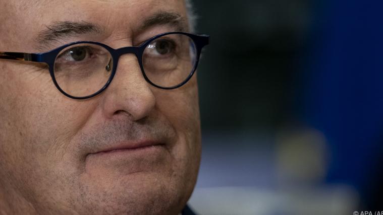 Phil Hogan nimmt nach einem Verstoß gegen die Corona-Regeln den Hut.