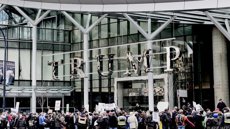 Proteste gegen Trump im Februar 2017 vor dem Hotel in Vancouver.