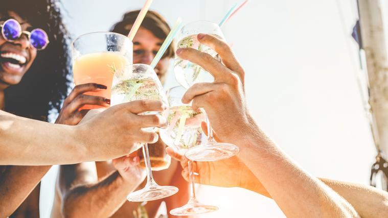 Strandpartys und Nachtlokale stellen ein aktuelles Problem im Kampf gegen das Coronavirus dar.