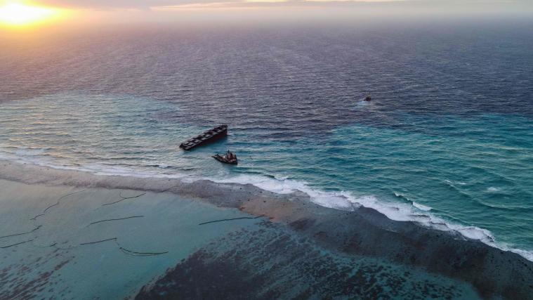 Tausende Liter Öl sind vor Mauritius bereits ins Meer geströmt.