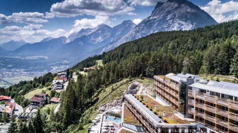 Tiroler Bergluft im Infinity-Pool schnuppern