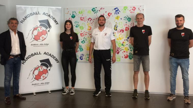 Von links nach rechts: Academy-Präsident Stefano Podini, Anna Sofia König (ASC Laugen Tisens), Andrea Menini (Handball Academy), Karlheinz Zöschg und Martin Cainelli (beide Trainer des ASC Laugen Tisens)